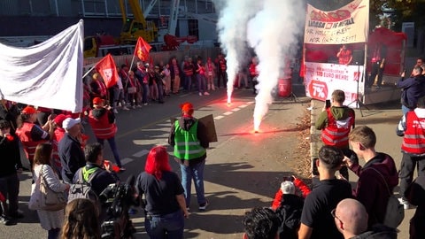 Bengalos beim Streik der IG Metall vor Bosch Gebäude in Reutlingen