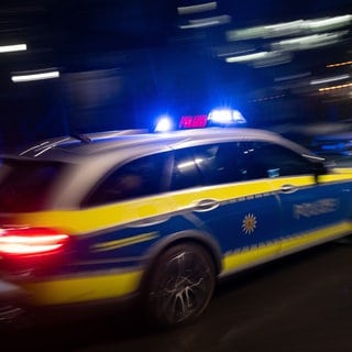 Ein Streifenwagen der Polizei rast mit blinkendem Baulicht zum Einsatz. In Rosenfeld hat ein Unfall die Flucht eines jungen Autofahrers beendet. (Symbolbild)