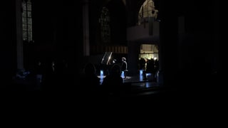 Ein Studierender der Hochschule für Kirchenmusik spielt auf einem Flügel in der Stiftskirche in Tübingen einen Teil des Musikstücks "Vexations". 840-mal erklang dieselbe Melodie in der Nacht.