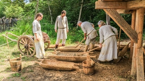 Menschen errichten im Freilichtmuseum Campus Galli ein Kloster wie im Mittelalter. Alles wird von Hand und mit traditionellen Werkzeugen gebaut.