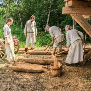 Menschen errichten im Freilichtmuseum Campus Galli ein Kloster wie im Mittelalter. Alles wird von Hand und mit traditionellen Werkzeugen gebaut.