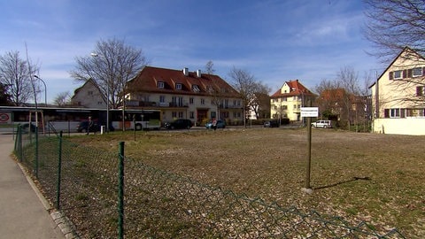 Ein leeres Grundstück in einer Straße in Tübingen. OB Palmer hofft, die Besitzer solcher Grundstücke mit verdoppelter Grundsteuer zum Bauen oder Verkaufen zu bewegen