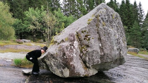 Zimmermann Felix Hennig aus Reutlingen-Rommelsbach vor einem Riesenfels. Er war fast sechs Jahre auf der Walz mit allen Herausforderungen, die dazugehören.