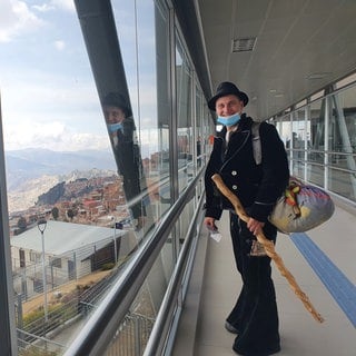 Zimmermann Felix Hennig aus Reutlingen-Rommelsbach war fast sechs Jahre auf der Walz mit Wanderstock, Zimmermannskluft und Reisetasche.