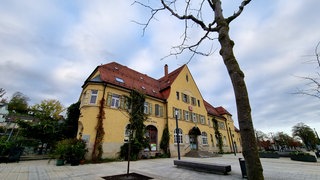 Der Vorplatz des Bahnhofs in Balingen. Dort soll ein 23-Jähriger einen Mann mit einem Messer angegriffen haben. In Hechingen beginnt der Prozess wegen versuchten Mordes.