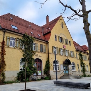 Das Bahnhofsgebäude von Balingen im Zollernalbkreis von außen. Auf dem Vorplatz soll ein 23-Jähriger einen Mann mit einem Messer verletzt haben. 