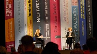 Archivbild: Große Bücher auf der Bühne während der Literaturtage 2022 in Albstadt mit Susanne Abel.