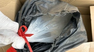 Weißes Pulver in einer durchsichtigen Plastiktüte - es sind 26 Kilogramm Ketamin, die die Zöllner bei einer Kontrolle bei Geisingen im Kofferraum eines Autos gefunden haben.