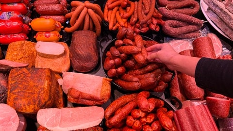 Eine Fleisch- und Wursttheke in einer Reutlinger Metzgerei, die verstärkt auf Azubis aus dem Ausland setzt. Viele Metzgereien setzen auf Azubis aus dem Ausland. 