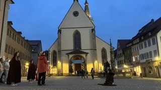 Schauspielerinnen proben für den Martinsumzug am 11. November in Rottenburg. 