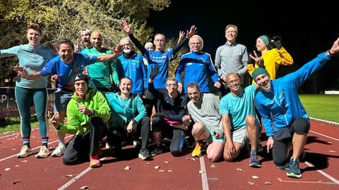 Eine Gruppe von Läuferinnen und Läufern posieren für ein Foto. Teil davon ist Matthias Koch, er ist Weltmeister im Marathon.