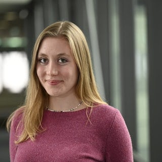 Judith Hüwelmeier ist Reporterin für Hörfunk, Online und Fernsehen beim SWR im Studio Tübingen. 