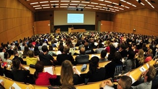 Ein Hörsaal in der Uni Tübingen, alle Reihen sind mit Studierenden gefüllt. Auch Lehre gehört zur Exzellenz, betont die Rektorin.