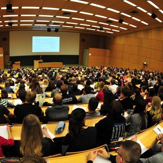 Ein Hörsaal in der Uni Tübingen, alle Reihen sind mit Studierenden gefüllt. Auch Lehre gehört zur Exzellenz, betont die Rektorin.