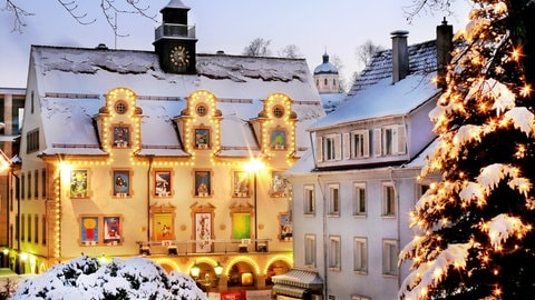 Das Rathaus in Sigmaringen ist weihnachtlich geschmückt und beleuchtet. Beim Weihnachtsmarkt gibt es auch "SIG on ICE".