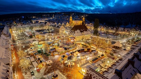 Der riesige beleuchtete Weihnachtsmarkt in Freudenstadt von oben.