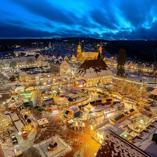 Der riesige beleuchtete Weihnachtsmarkt in Freudenstadt von oben.