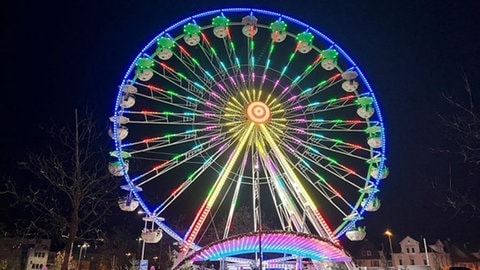 Beleuchtetes Riesenrad am Abend auf dem Weihnachtsmarkt in Reutlingen.