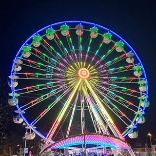 Beleuchtetes Riesenrad am Abend auf dem Weihnachtsmarkt in Reutlingen.