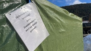 Die beliebte Fütterungsstelle wurde mit jetzt mit einem Bauzaun samt Verbotshinweis abgeschirmt.