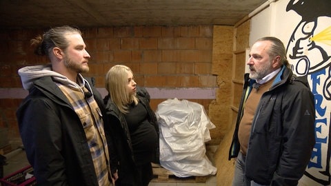 Roman Raffler und Laura Pippig mit Gutachter Fritz Buckel. Er hat an dem Haus einige Mängel und Schäden entdeckt.