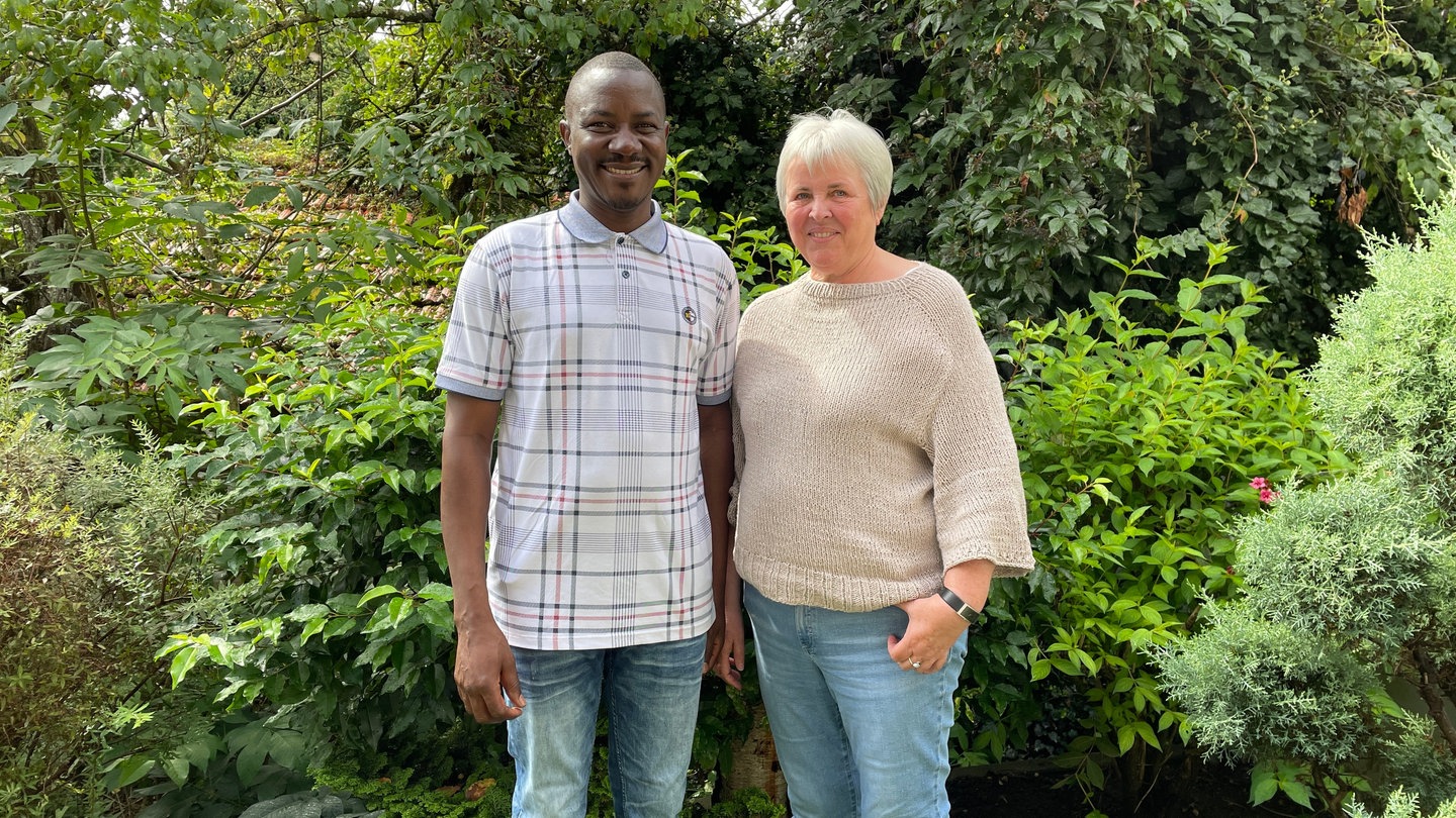 Francis Ssentumbwe und Ursula Heinemann stehen in deren Garten in Kusterdingen-Mähringen. Sie hatten gemeinsam die Idee für ein inklusives Schulprojekt in Uganda.