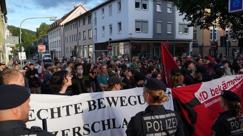 Beim ersten Christopher Street Day (CSD) in Albstadt protestiert die Antifa gegen eine Gegendemo von rechtsextremen Gruppierungen. 