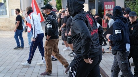 In Albstadt (Zollernalbkreis) demonstrieren rechtsextremen Gruppierungen gegen den ersten Christopher Street Day (CSD).