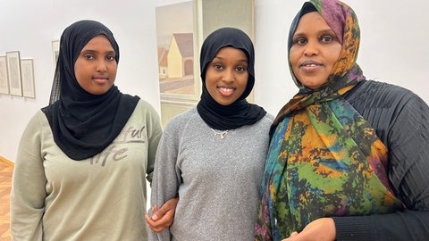 Qali Salad mit ihren beiden Töchtern, mit denen sie nach jahrelangem Bangen wiedervereint ist. Die 47-Jährige ist wegen des Bürgerkriegs aus Somalia geflohen. 