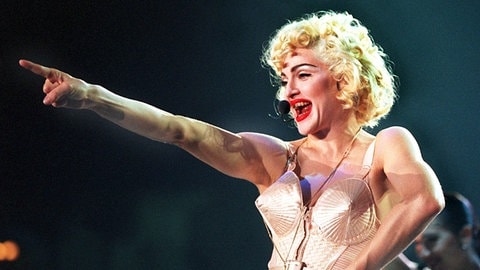 Im Bustier des französischen Designers Jean Paul Gaultier tritt US-Sängerin Madonna bei ihrer "Blond Ambition World Tour" auf.