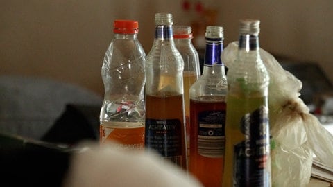 Wodka- und Plastikflaschen mit gelbem Inhalt. Das Ehepaar Heller aus Tübingen erfährt vom Räumdienst, dass die Flüssigkeit wohl Urin ist. Die Vermieter sind entsetzt.