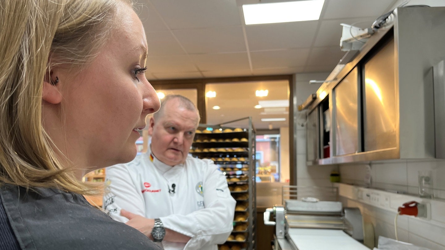 Hélène Kegler präsentiert dem Nationaltrainer ihr Schaustück.