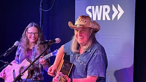 Sänger Patrick Simons und Gitarristin Natalia Holzbächer mit Countrymusik im SWR Studio Tübingen: Die beiden waren zu Gast bei "Live auf dem Österberg".