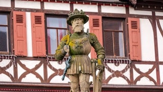 Ohne rechte Hand und Zepter: Die Statue von Maximilian II. auf dem Marktplatz in Reutlingen wurde beschädigt. Das bedeutet hohe Kosten für die Stadt.