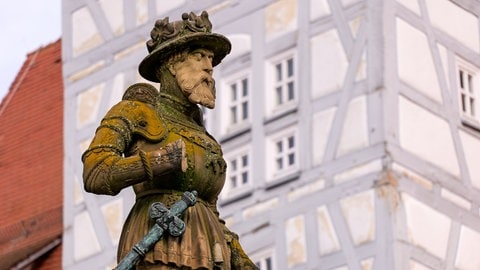 Die Maximilian-Figur des Marktbrunnens in Reutlingen hat die rechte Hand verloren. Ein Mann ist hochgeklettert und hat sie zerstört.