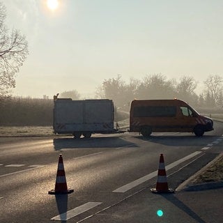 Ein Transporter mit einem Anhänger versperrt die Zufahrt zur Unglücksstelle, wo in der Nacht bei Gomaringen (Kreis Tübingen) ein 14-jähriger Pedelacfahrer tödlich verunglückt ist. 