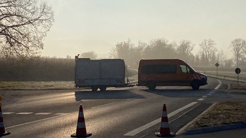 Ein Transporter mit einem Anhänger versperrt die Zufahrt zur Unglücksstelle, wo in der Nacht bei Gomaringen (Kreis Tübingen) ein 14-jähriger Pedelecfahrer tödlich verunglückt ist. 