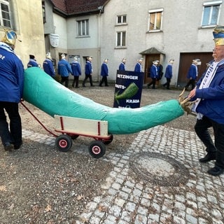 Krautstrunk wird von Elferräten auf dem Platz gerollt.