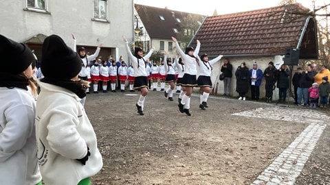 Eine Fasnetsgarde tanzt eine Choreografie vor einem Publikum in Betzingen (Kreis Reutlingen). 