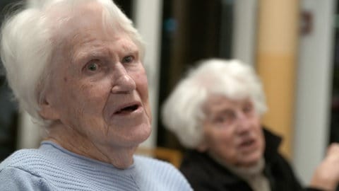 Zwei Bewohnerinnen eines Reutlinger Seniorenheims singen. Jeden Montagabend bekommen sie Besuch von Ehrenamtlichen, die ihnen Gute-Nacht-Lieder vorsingen. 