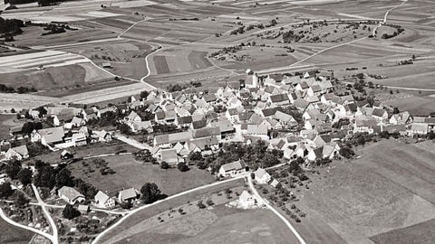 Hohenstein-Oberstetten 1955. Bild aus dem Buch "Der Landkreis Reutlingen von oben", erschienen im Silberburgverlag