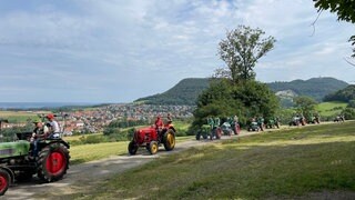 Die Oldtimertraktorenfreunde haben am Wochenende eine Ausfahrt gemacht und Kinder mitgenommen.