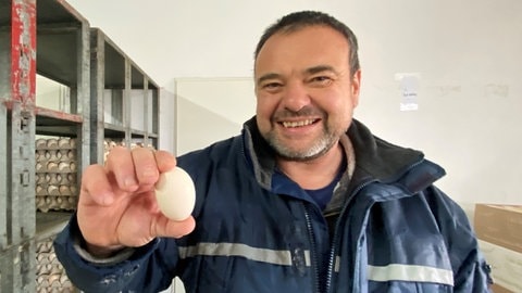 Frank Zeeb, Geflügelhof Reutlingen-Sickenhausen, mit Eiern der Sandy Hühner