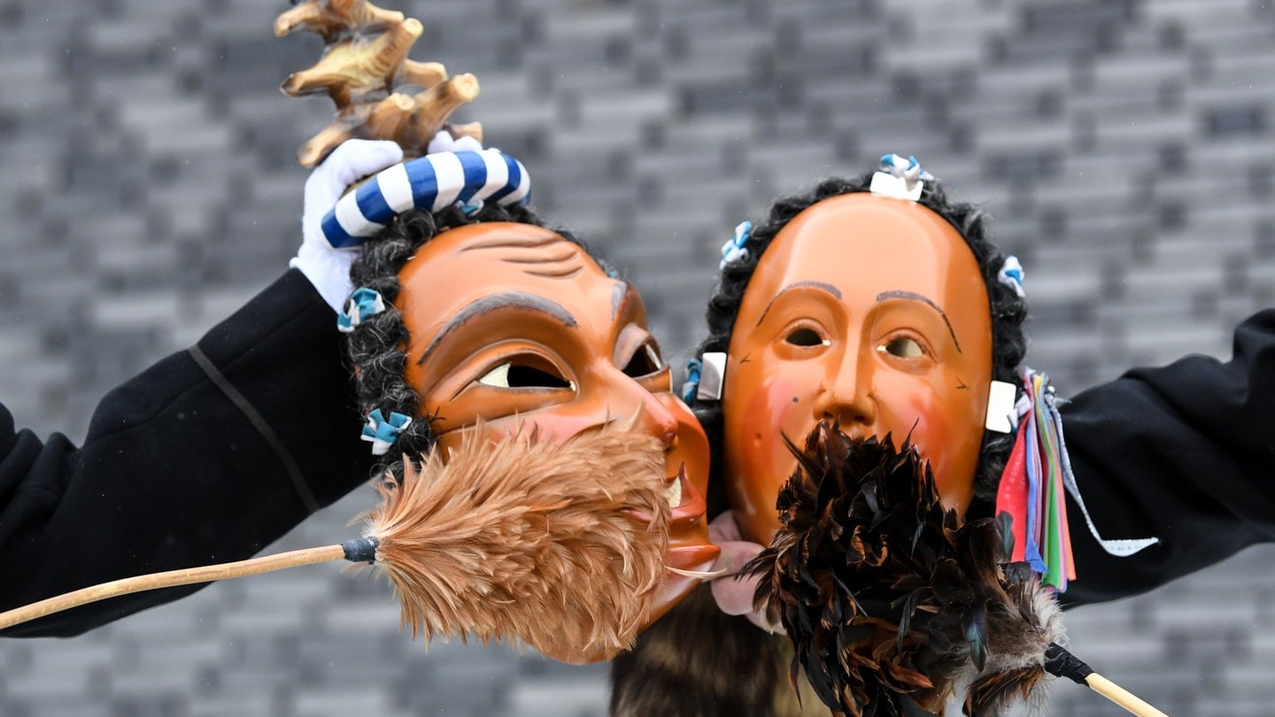 Hästräger starten in die schwäbisch-alemannische Fasnet. Mit dem Häsabstauben, dem Abstauben der Masken am Dreikönigstags, beginnt in Baden-Württemberg die Fastnacht. Zwei Mitglieder der Narrenzunft Schwenningen stauben die Scheme (Fastnachtsmaske) der Narrenfiguren 