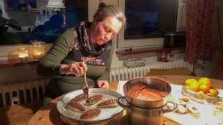 In der Familie Bausinger werden im Advent immer Tannenzapfen nach altem, überliefertem Familienrezept gebacken.