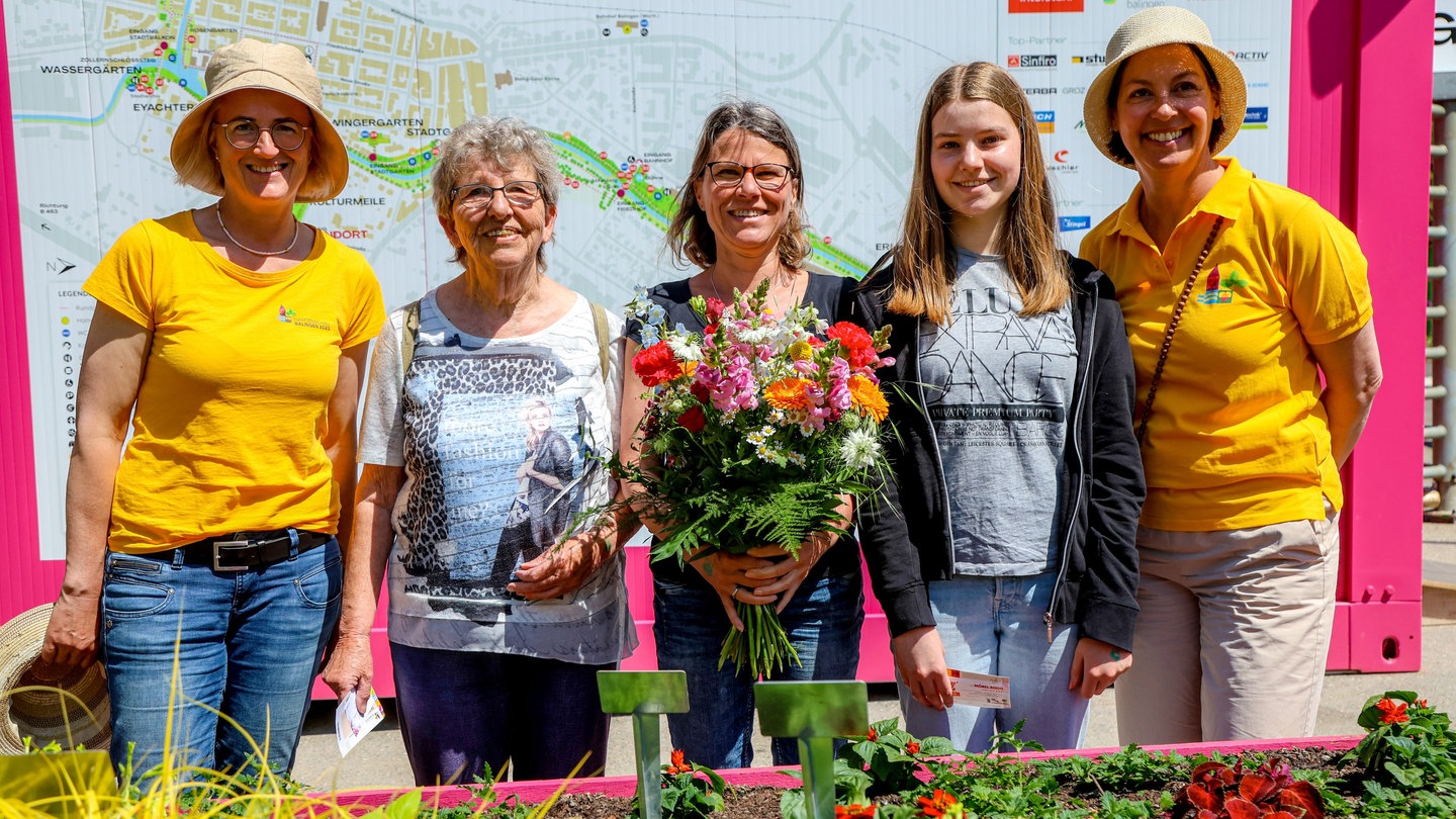 Die Veranstalterinnen der Balinger Gartenschau beglückwünschen der 100.000 Besucherin und ihre Begleiterinnen