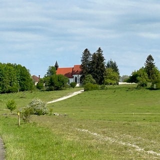 Markant auf einer Hochebene gelegen sieht man schon von Weitem die Kirche von Gruorn. Das Dorf bei Reutlingen ist mittlerweile ein Lost Place. 