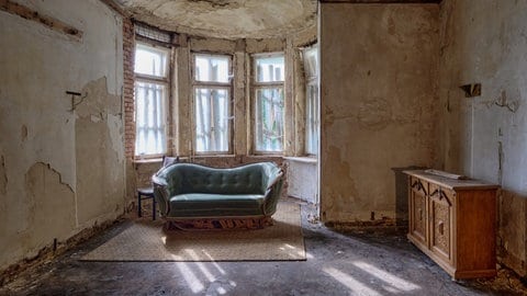 Ein altes Sofa steht in einem früheren Zimmer des Hotels "Waldlust". Das ehemalige Grand Hotel ist heute ein Lost Place.