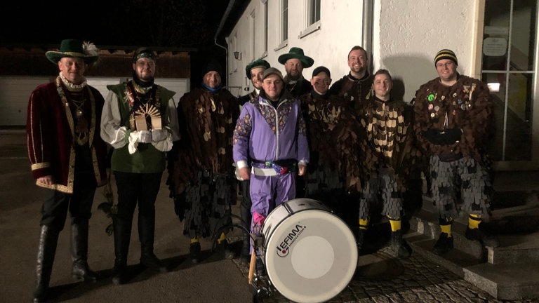 Die Narren in Straßberg (Zollernalbkreis) sind bereit, die Bevölkerung zu wecken.