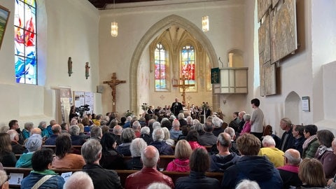 Die ehemaligen Dorfbewohner und deren Nachkommen feiern jedes Jahr an Pfingsten einen Gottesdienst in der Stephanuskirche in Gruorn. Das Dorf bei Münsingen (Kreis Reutlingen) gibt es seit 1939 nicht mehr.